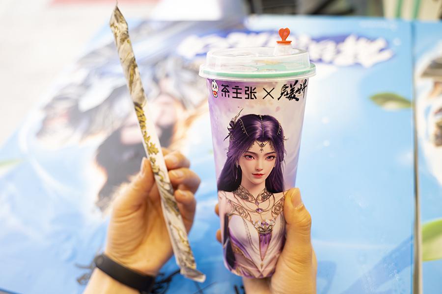 WEDRINK茶主张与完美世界动画联名新品 云曦推荐桑葚绝绝紫